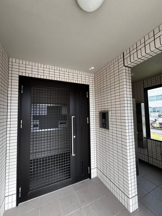 物件外観写真3　(エントランス部分)