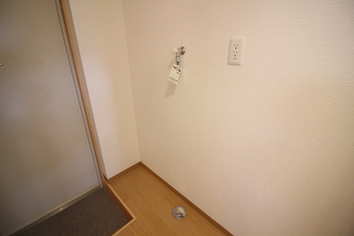 物件内観写真12　(洗濯機置場)