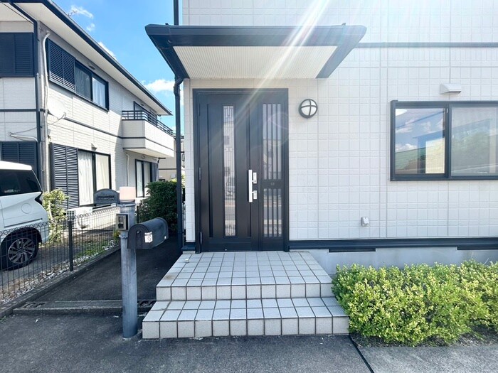 物件外観写真2　(エントランス部分)