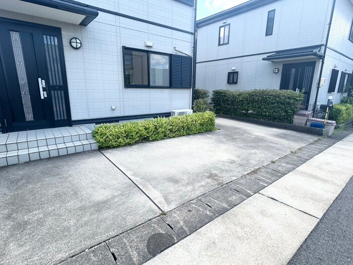 物件外観写真3　(駐車場)