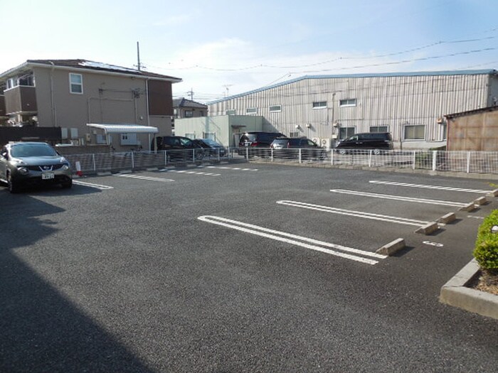 物件外観写真3　(駐車場)