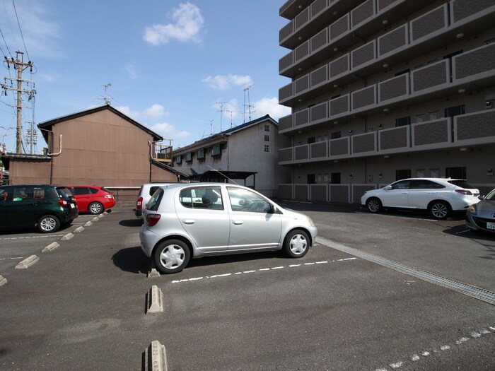 物件外観写真3　(駐車場)