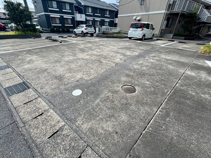 物件外観写真6　(駐車場)