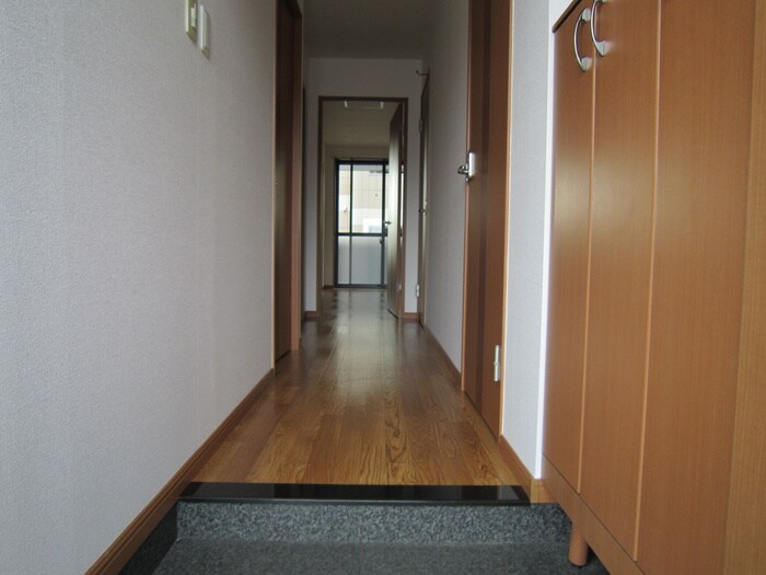 物件内観写真4　(玄関)