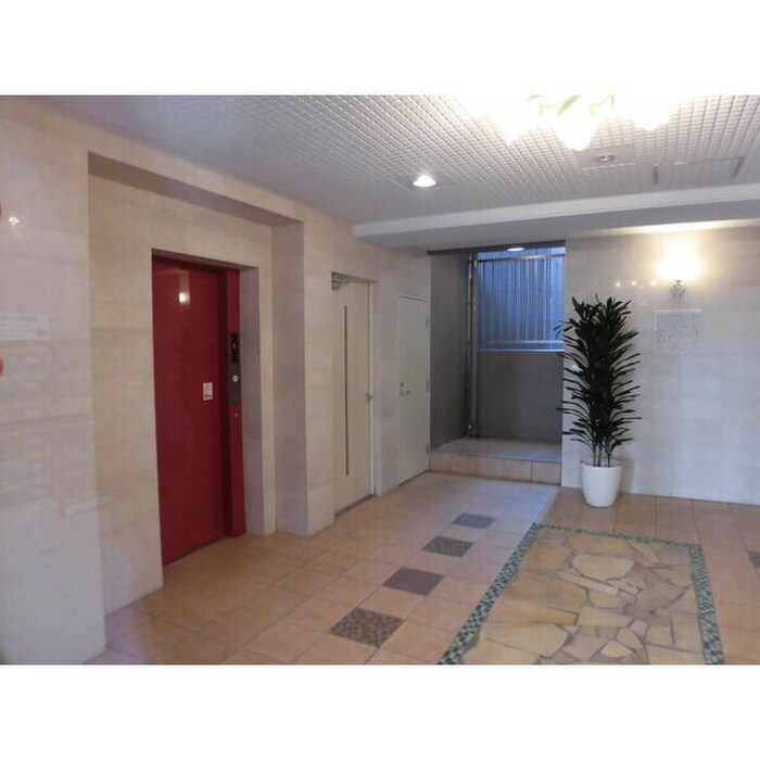 物件外観写真4　(エントランス部分)