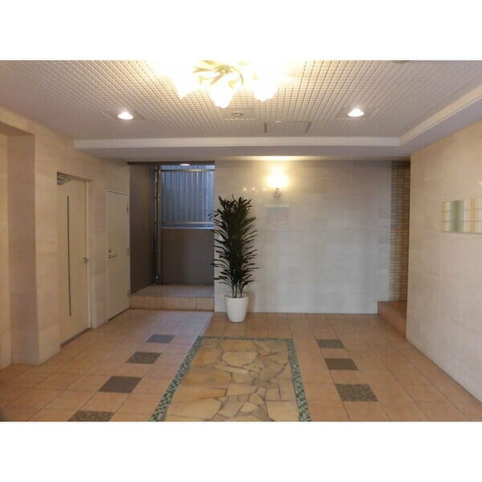 物件外観写真6　(エントランス部分)