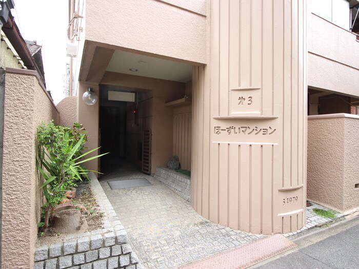 物件外観写真2　(エントランス部分)