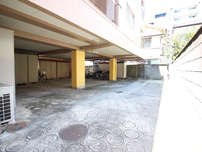 物件外観写真4　(駐車場)