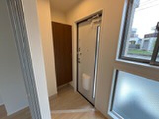 物件内観写真4　(玄関)