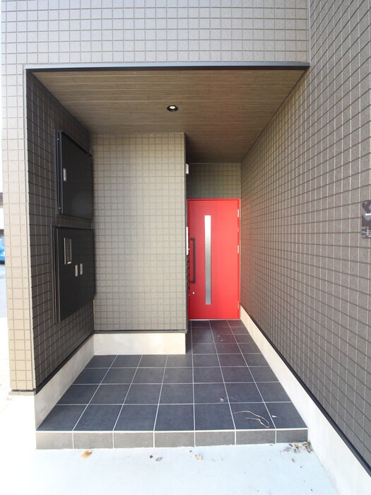 物件外観写真2　(エントランス部分)