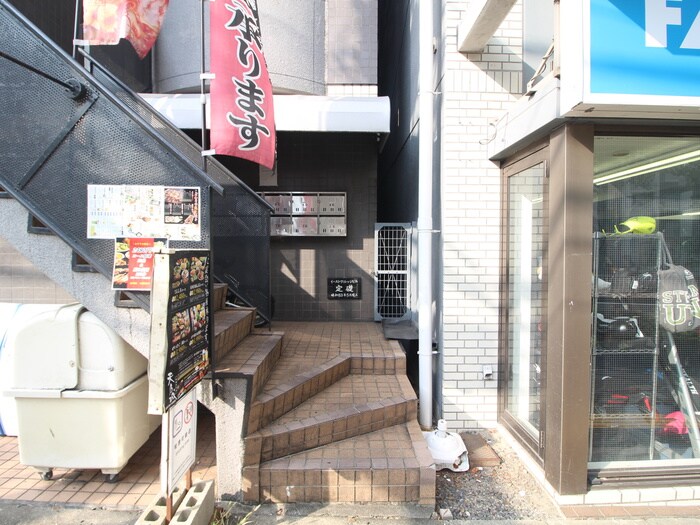 物件外観写真4　(エントランス部分)