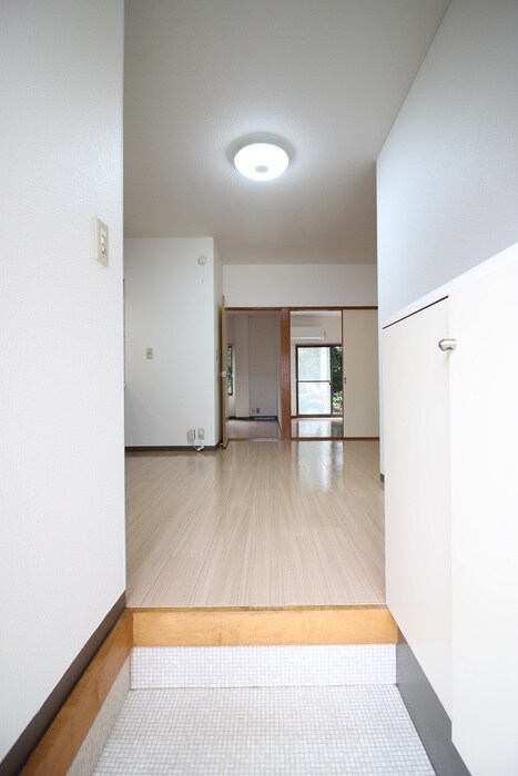 物件内観写真4　(玄関)