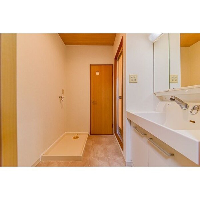 物件内観写真10　(洗濯機置場)