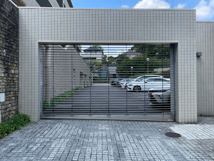 物件外観写真4　(駐車場)