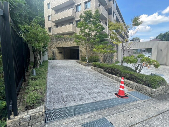 物件外観写真5　(エントランス部分)