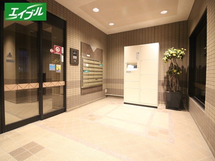 物件外観写真4　(エントランス部分)