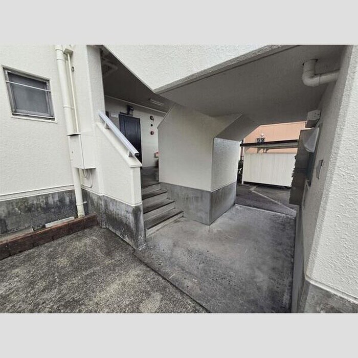 物件外観写真3　(エントランス部分)