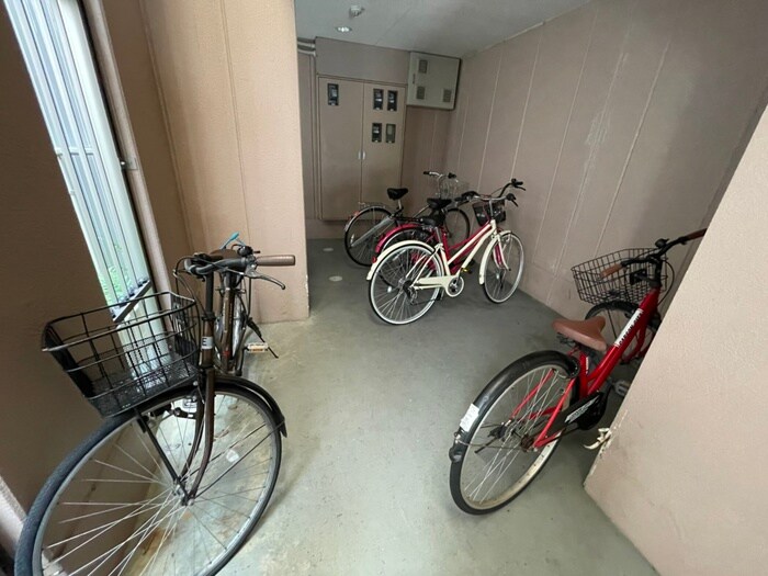 物件外観写真2　(駐輪場)