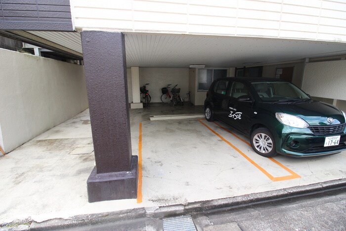 物件外観写真5　(駐車場)