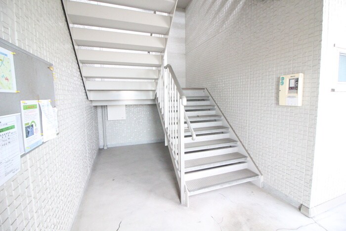 物件外観写真6　(エントランス部分)