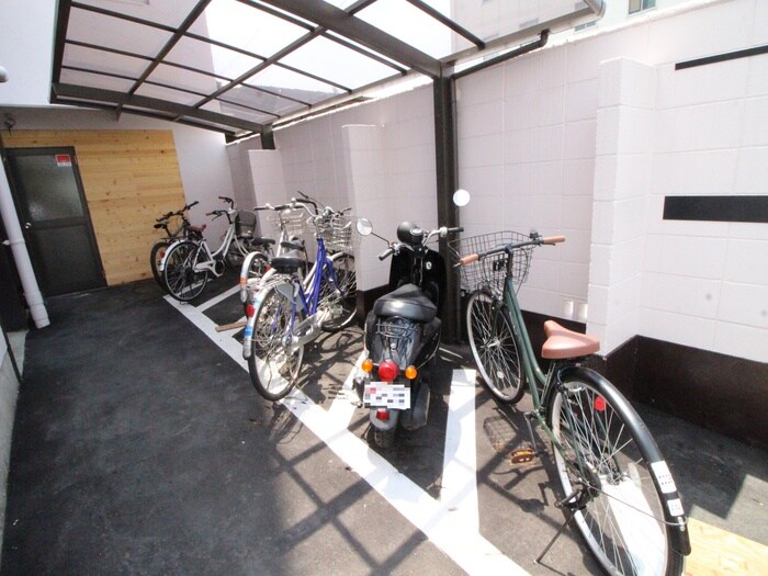 物件外観写真4　(駐輪場)