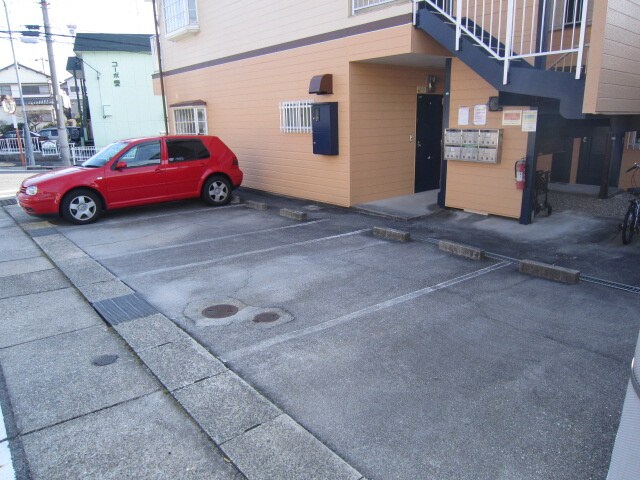 物件外観写真3　(駐車場)