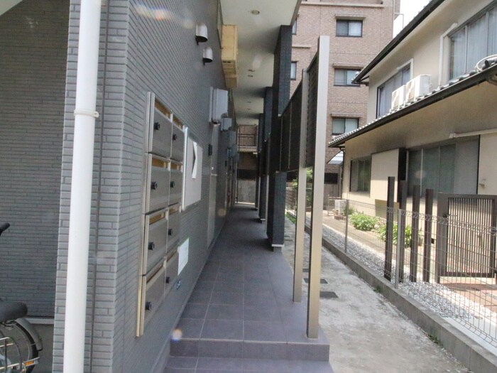 物件外観写真3　(エントランス部分)