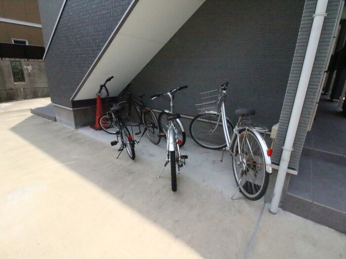 物件外観写真5　(駐輪場)