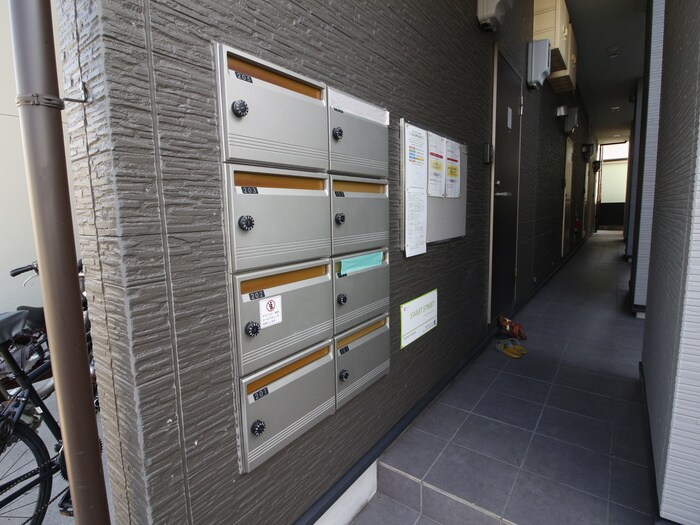 物件外観写真5　(エントランス部分)