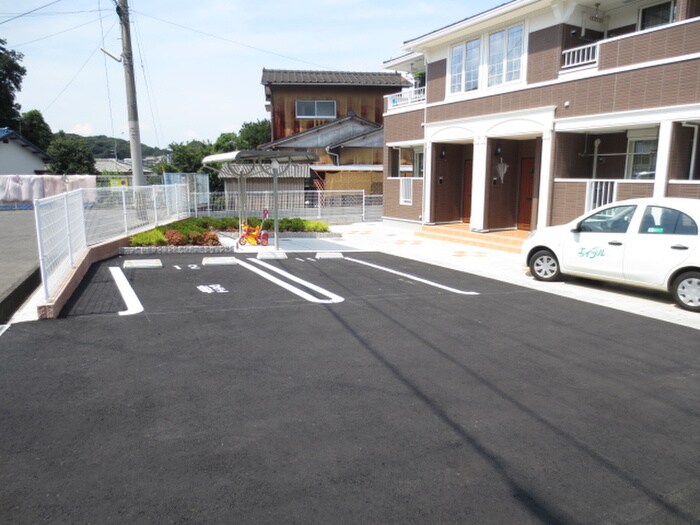 物件外観写真3　(駐車場)