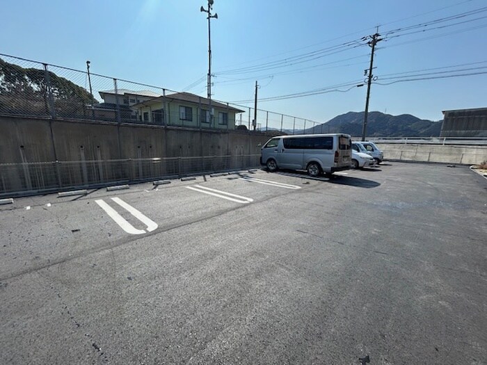 物件外観写真2　(駐車場)