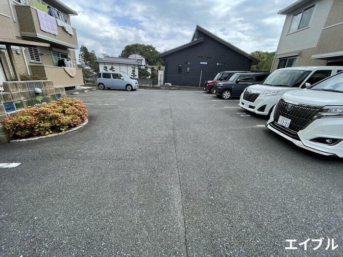 物件外観写真2　(駐車場)