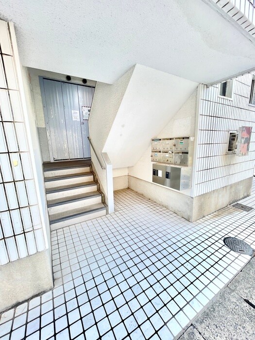 物件外観写真4　(エントランス部分)