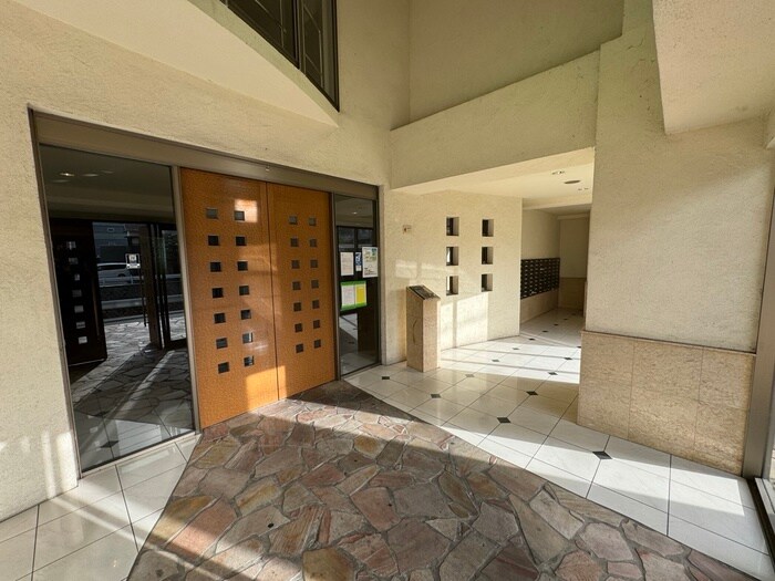 物件外観写真3　(エントランス部分)