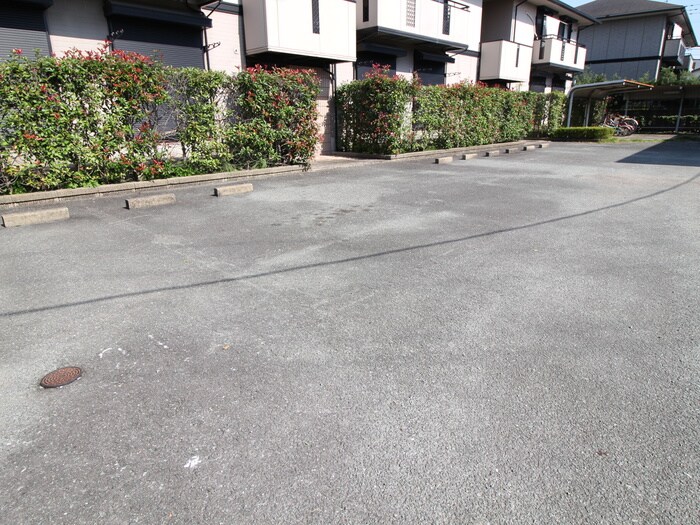 物件外観写真2　(駐車場)