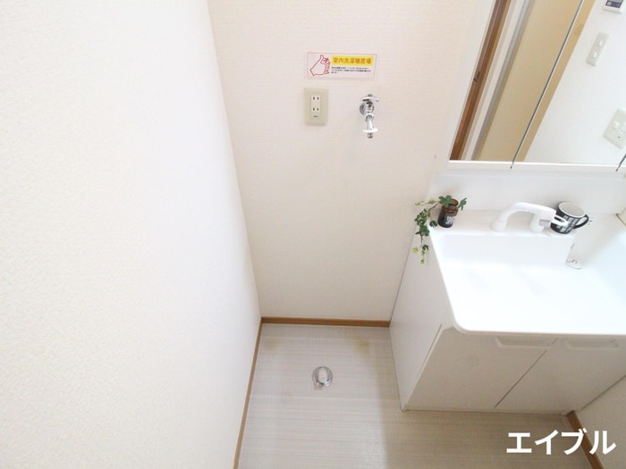 物件内観写真10　(洗濯機置場)