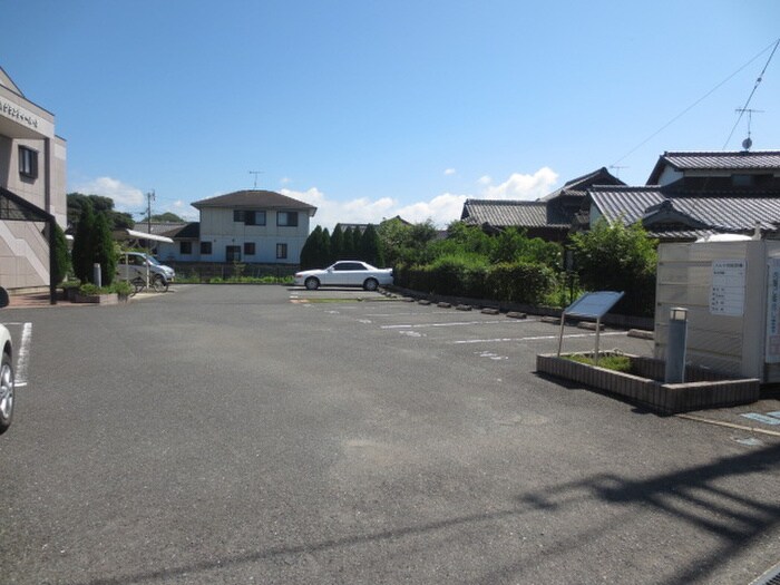 物件外観写真2　(駐車場)