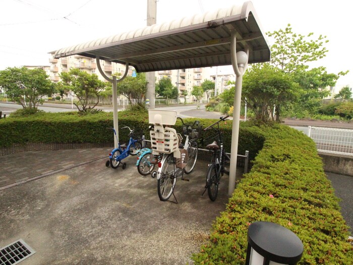 物件外観写真2　(駐輪場)
