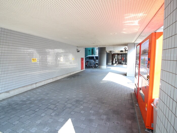 物件外観写真2　(エントランス部分)