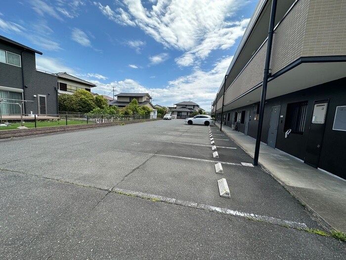 物件外観写真3　(駐車場)