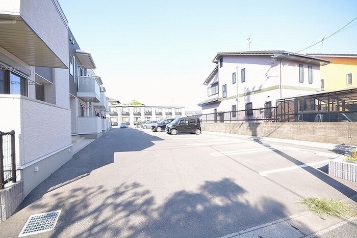 物件外観写真2　(駐車場)