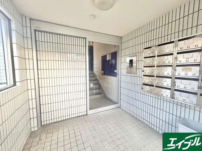 物件外観写真3　(エントランス部分)