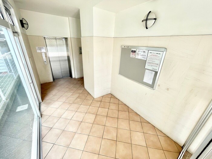 物件外観写真2　(エントランス部分)