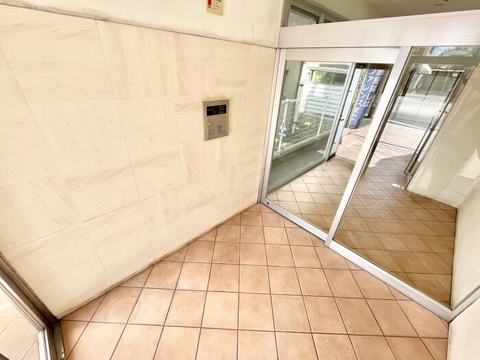 物件外観写真6　(エントランス部分)