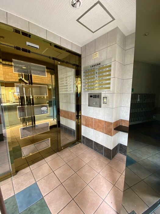 物件外観写真3　(エントランス部分)