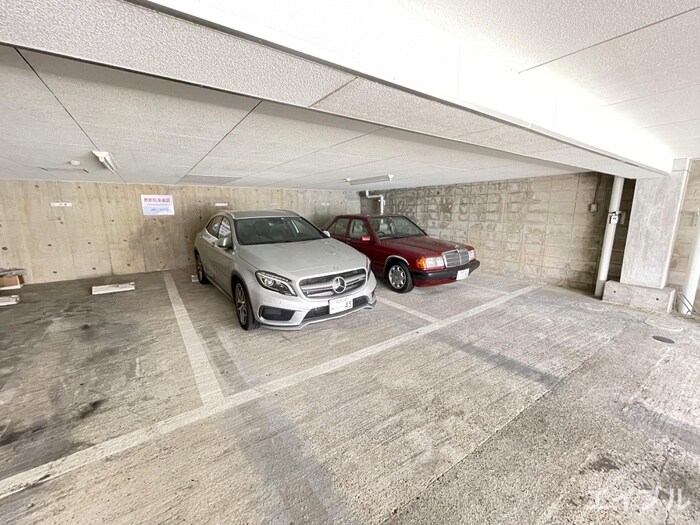 物件外観写真3　(駐車場)