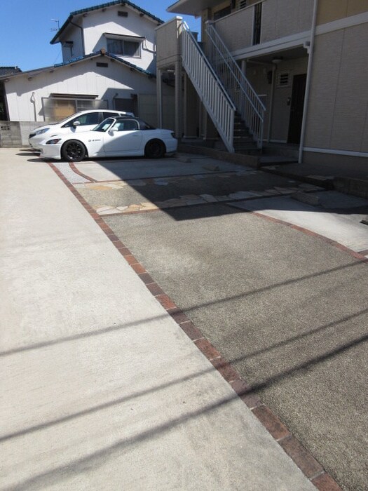 物件外観写真2　(駐車場)