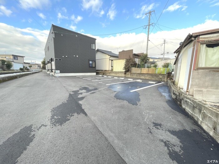 物件外観写真5　(駐車場)