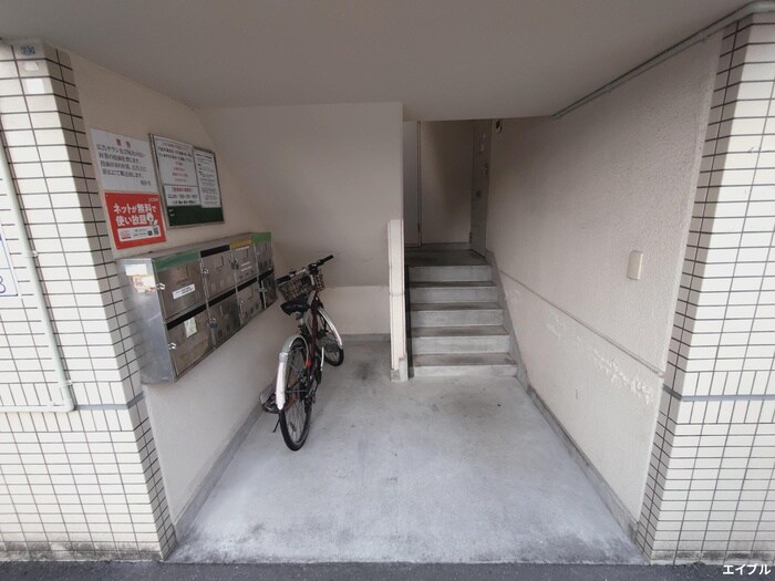 物件外観写真3　(エントランス部分)