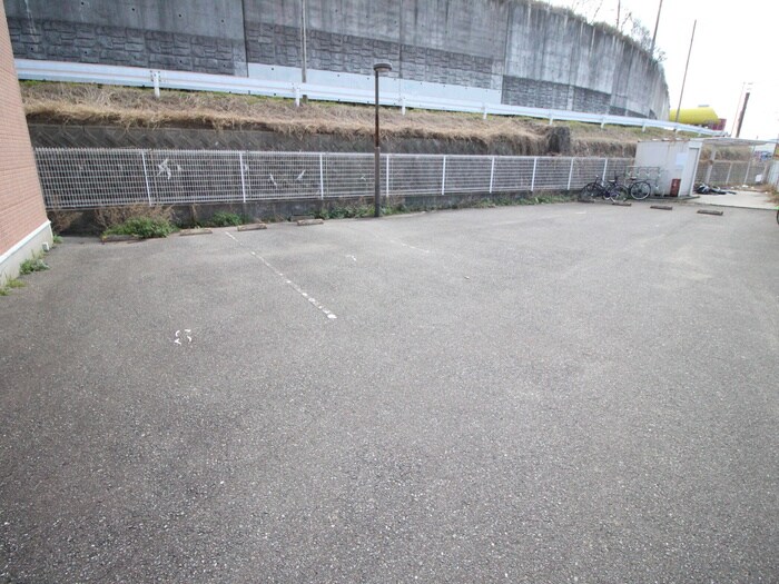 物件外観写真2　(駐車場)